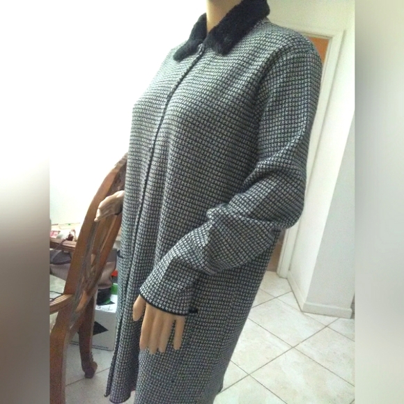 VINTAGE HOUNDSTOOTH LONG CARDIGAN BY KAREN LESSLY FAUX FUR COLLAR POCKETS SZ. LG - Picture 2 of 9